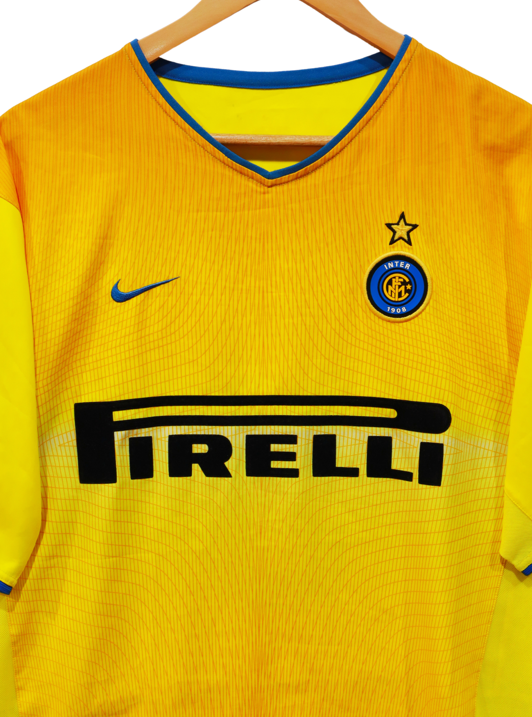 Camiseta vintage del Inter de Milán 2002/03 de Hernán Crespo en color amarillo.
